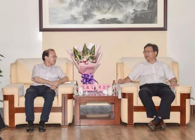 1543219646109001.jpg 黄日波副主席与王双飞董事长亲热座谈-0554a454-db0d-41b1-bcc4-79947305c712.jpg