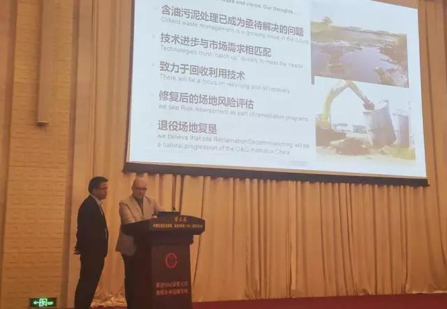 RX公司总裁Barrie与888电子游戏林宏飞博士讲话.jpg