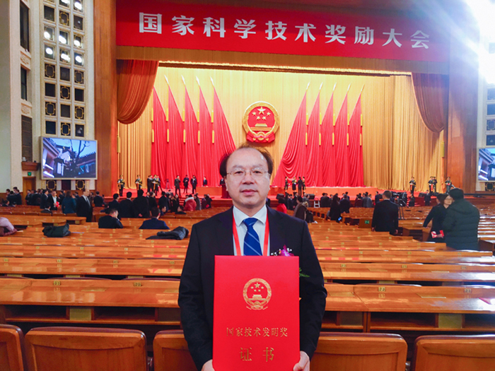 王博领奖-2019年国家手艺发明二等奖.jpg